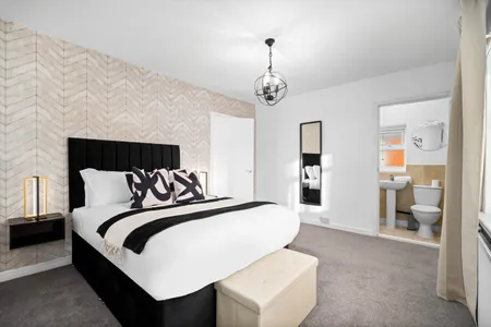 Luxury 3 Bedroom House - Pool Table - Parking - Garden