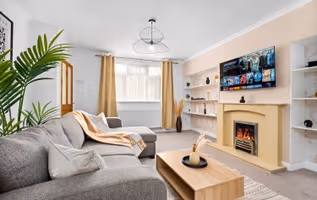 Luxury 3 Bedroom House - Pool Table - Parking - Garden