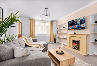 Luxury 3 Bedroom House - Pool Table - Parking - Garden