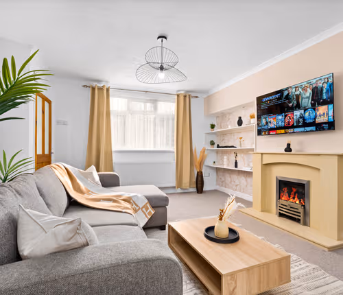 Luxury 3 Bedroom House - Pool Table - Parking - Garden