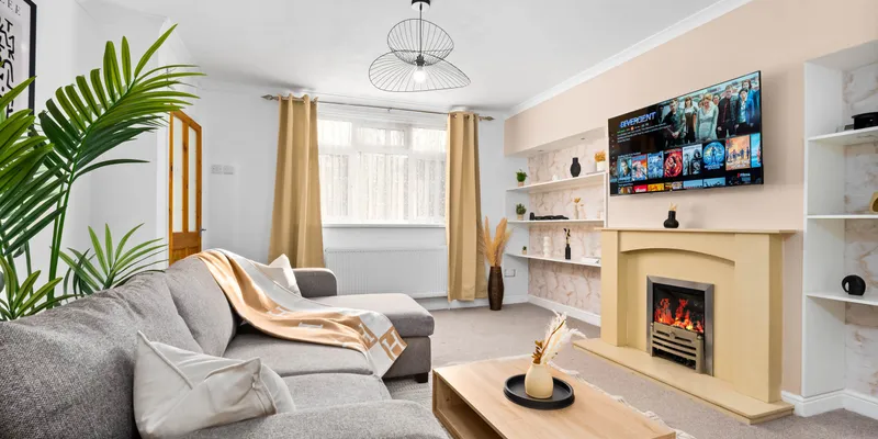Luxury 3 Bedroom House - Pool Table - Parking - Garden
