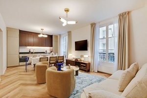 Chic Parisian Getaway – Sleeps 8 in Trendy Bastille