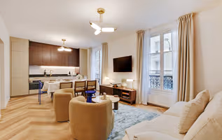 Chic Parisian Getaway – Sleeps 8 in Trendy Bastille