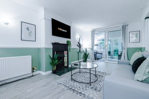 Comfy 4-Bed Home, Ideal for Workers, FREE Parking!
