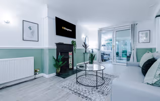 Comfy 4-Bed Home, Ideal for Workers, FREE Parking!