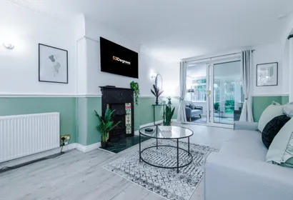Comfy 4-Bed Home, Ideal for Workers, FREE Parking!