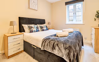 LONDON STREET APARTMENT