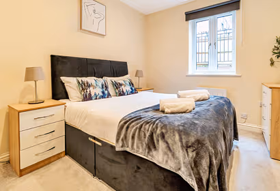 LONDON STREET APARTMENT