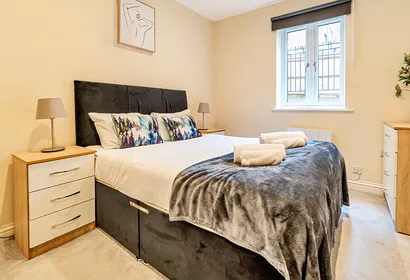 LONDON STREET APARTMENT