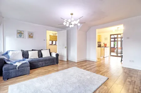 4BR 2BATH House with FREE Parking in Rivenhall