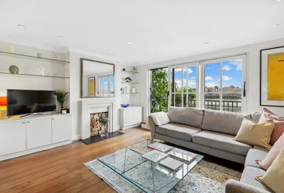 Luxury 4-bed/3 bath riverside house in Wapping!