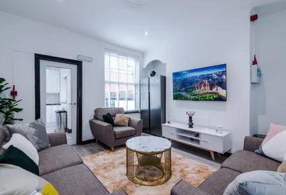 5 br house near Leeds City Centre with free parking