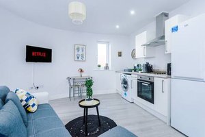 1B Apartment close 2 Lpool FBC's