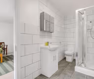 Enormous 5 bedroom House with 3 bathrooms