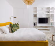 Light-filled Studio with AirCon near Tube