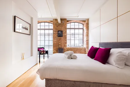 Central Soho Lofts with Lift, AirCon & Concierge