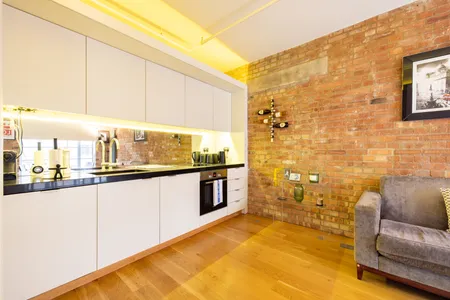 Central Soho Lofts with Lift, AirCon & Concierge