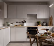 Central & Quiet 2 Bedroom Townhouse with Office