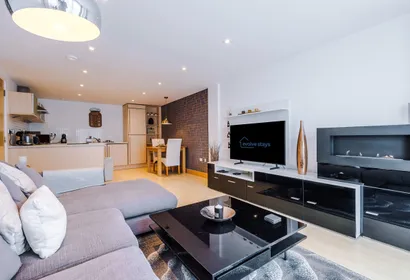 Central Leeds 2BR 2BA Wi-Fi Kitchen Sleeps 5