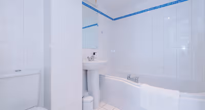 Central Leeds 2BR 2BA Wi-Fi Kitchen Sleeps 5