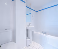 Central Leeds 2BR 2BA Wi-Fi Kitchen Sleeps 5