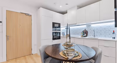 Flat 67 Coombe Hill House (London)