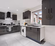 3 Bed Contractor Friendly WIFI Lots Of Parking