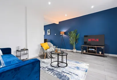 3 Bed Contractor Friendly WIFI Lots Of Parking
