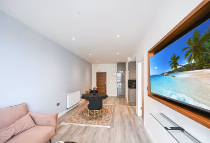 Luxury 1-Bedroom 2mins walk CMK shopping and Xscape
