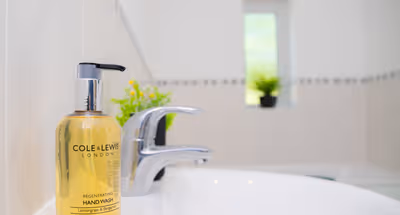 4 Double Bedrooms with Secure Parking & Wifi