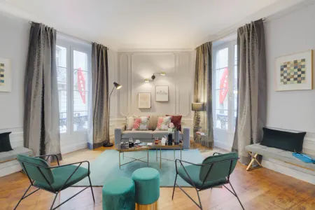 Magnificently Furnished! Jewel in Champs-Élysées