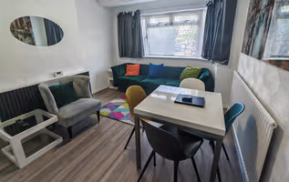 Garland 2 Bedroom Apartment With Private Entrance, Garden And Parking