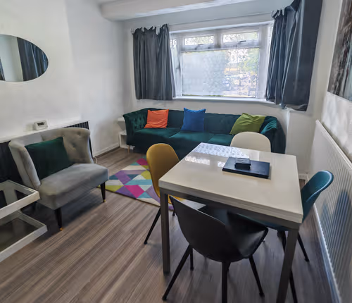 Garland 2 Bedroom Apartment With Private Entrance, Garden And Parking