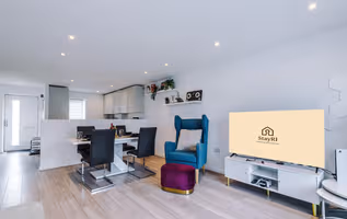 Luxury Getaway In MCR w/PS5, WiFi & Free Parking