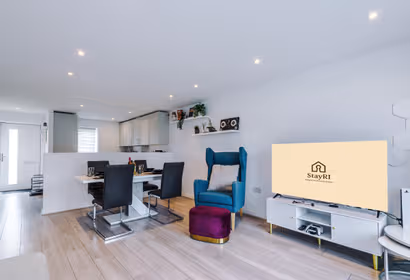 Luxury Getaway In MCR w/PS5, WiFi & Free Parking