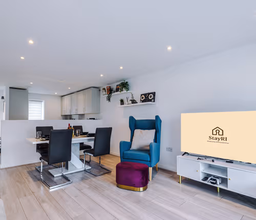 Luxury Getaway In MCR w/PS5, WiFi & Free Parking