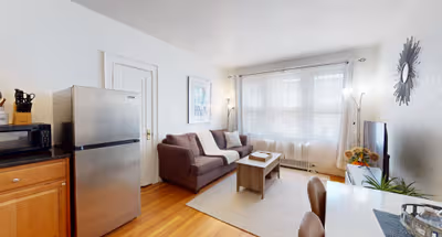 Sunny Renovated Apartment Near Boston University