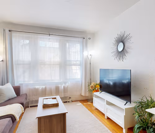 Sunny Renovated Apartment Near Boston University
