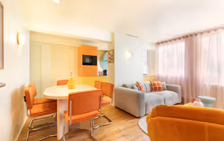 Elegant Retro Vibe Rue de Ponthieu