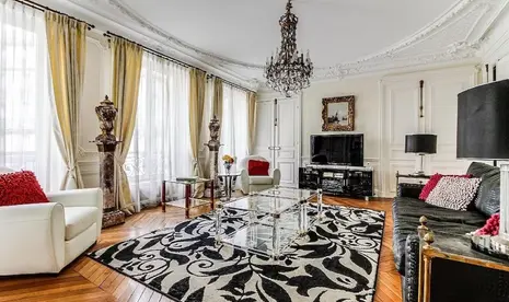 Beautifully Vintage, Stunning Art Decor In Saint-Germain-Des-Prés