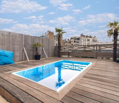 Stone's throw from the Eiffel Tower, the Seine, Pont de l 'Alma with Rooftop hot tub & Private Movie Theatre