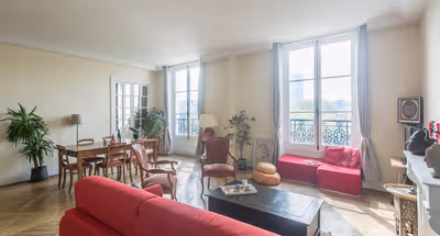 110m2 a classic luxury home with memorable views of the seine on Quai de Béthune