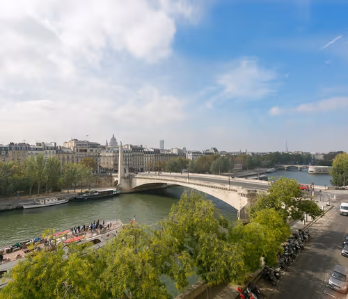 110m2 a classic luxury home with memorable views of the seine on Quai de Béthune