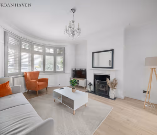 Spacious 4BR House | Parking | Garden | 500Mb WiFi