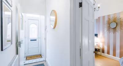 Spacious 4BD Home • Free Parking • Wi-Fi • Salford
