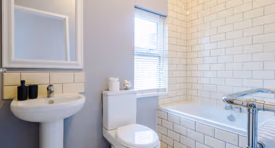 Spacious 4BD Home • Free Parking • Wi-Fi • Salford
