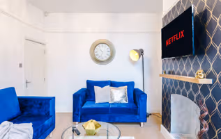 Spacious 4BD Home • Free Parking • Wi-Fi • Salford