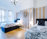 Spacious 4BD Home • Free Parking • Wi-Fi • Salford