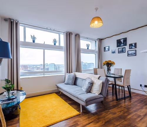 2BR City Heights Apt | Sleeps 7 | Parking & WiFi