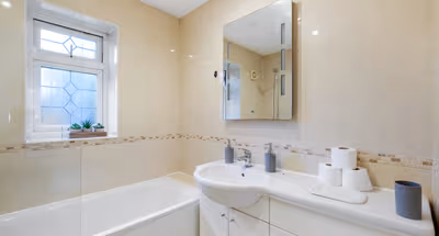 Isher 3 Bedroom, 2-Bathroom House with Parking
